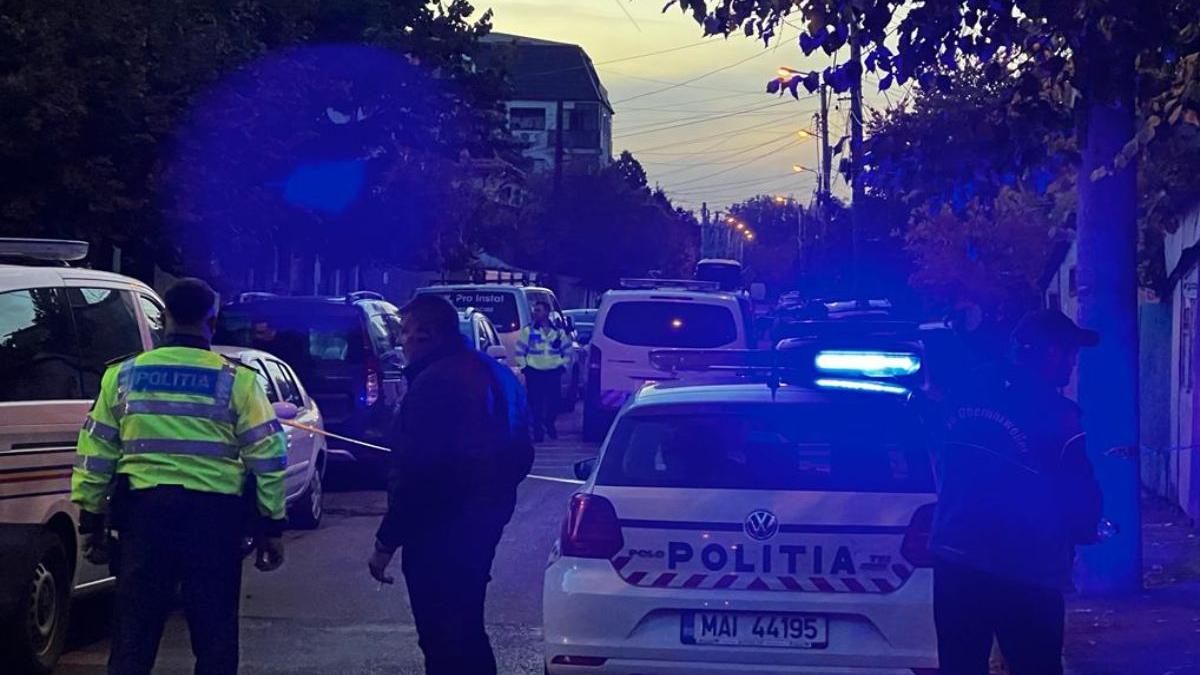 strazi inchise bucuresti tanar batut tatal acoperis