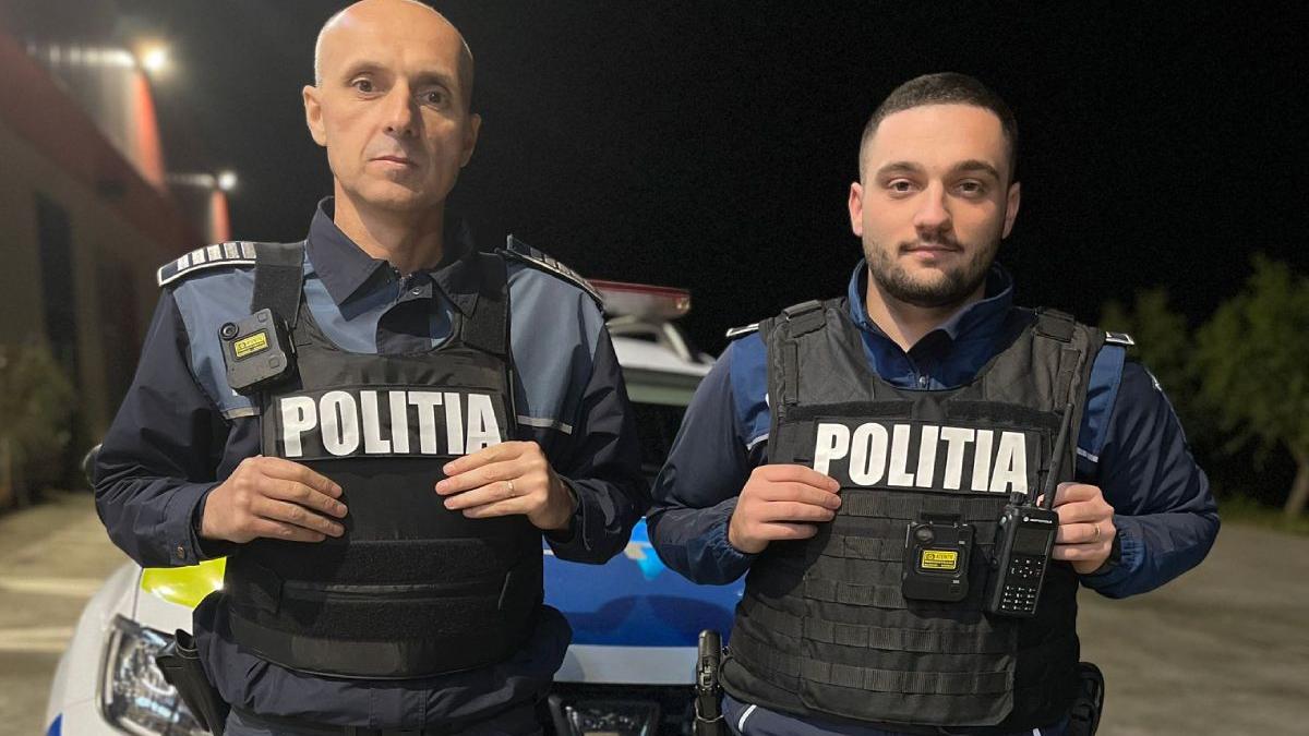 doi politisti alba salva barbat galda de jos