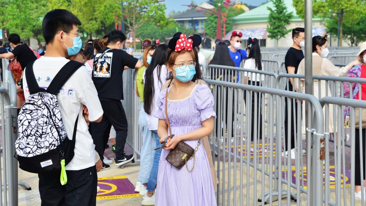 china inchis fortat mii vizitatori disneyland shanghai test anti covid