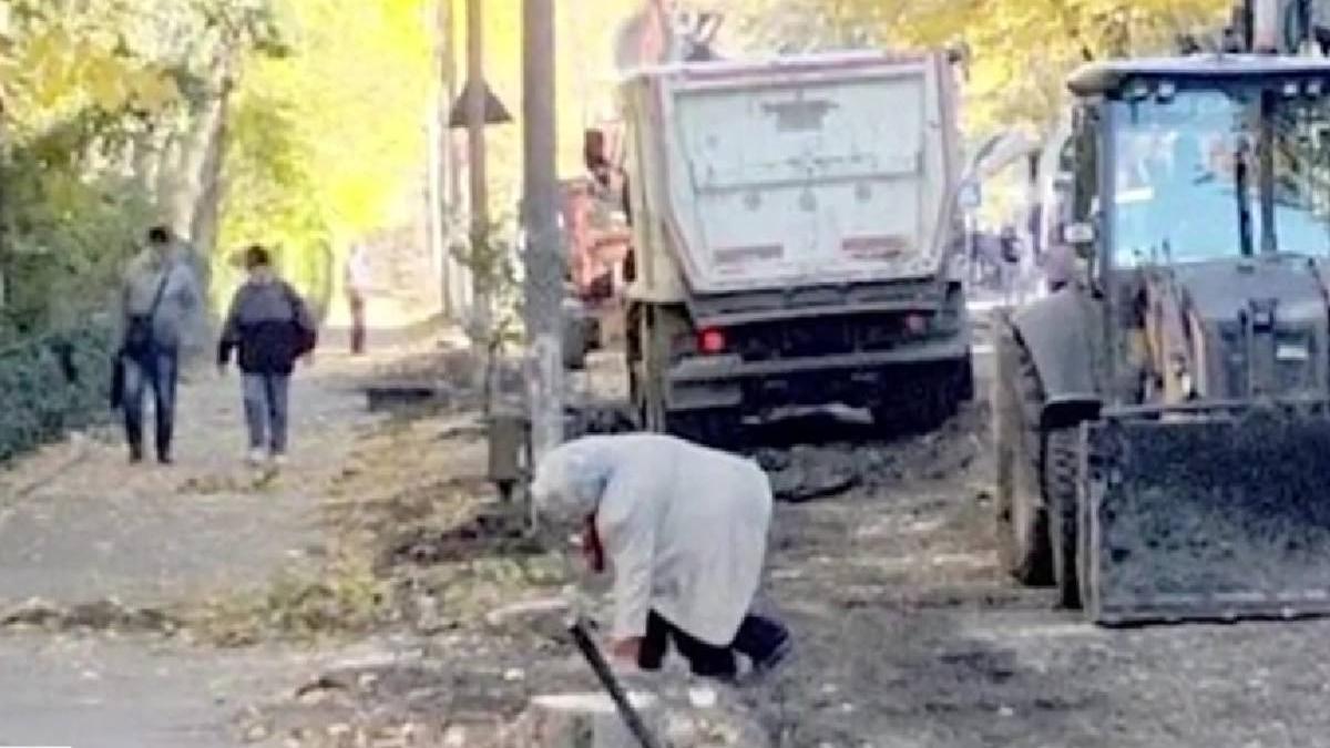 oras din romania oamenii traverseaza in genunchi barlad