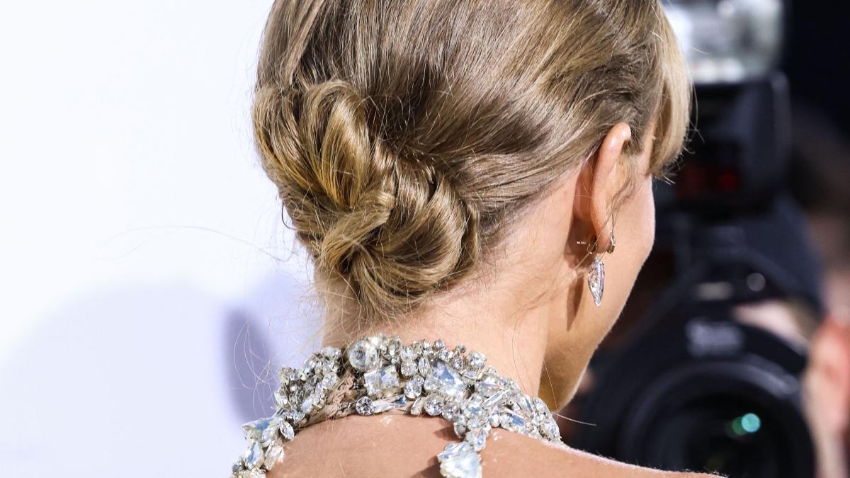 un artist ocupa simultan pozitii top 10 billboard hot 100