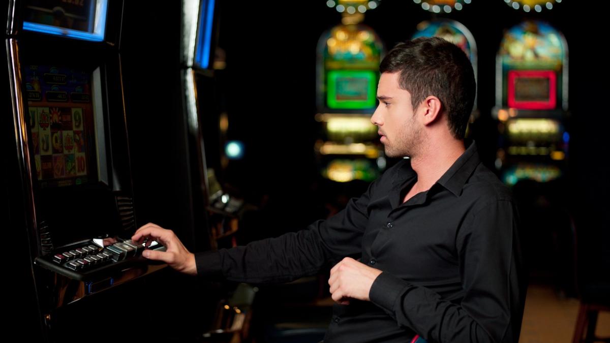 barbat amenintat foc cazino suceava pierdut bani pacanele