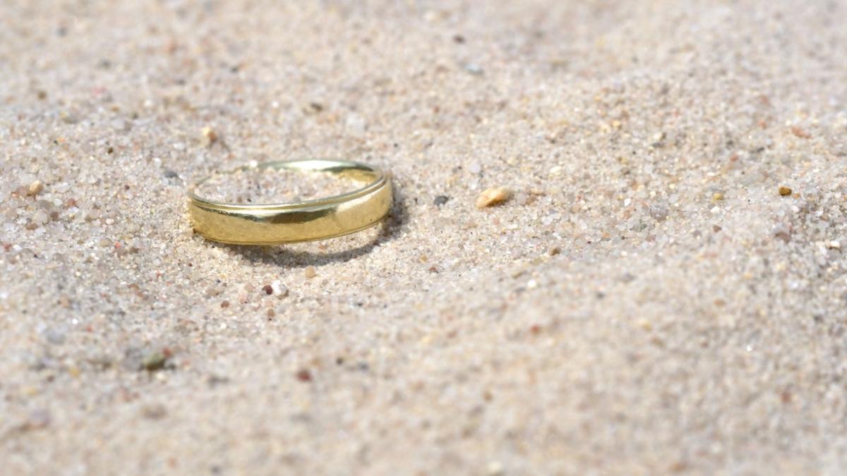 cautatori comori a vrut sa inapoieze inel aur reactie neasteptata