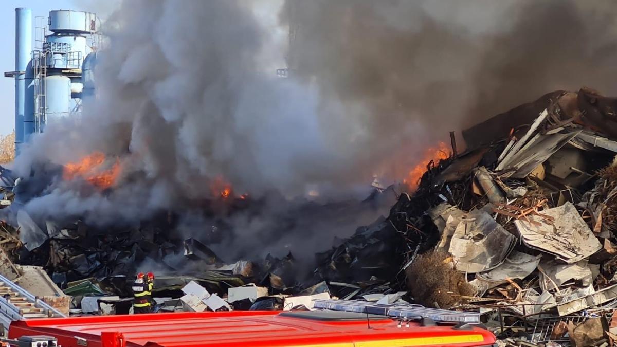 incendiu centru remat chitila stins dupa 20 ore