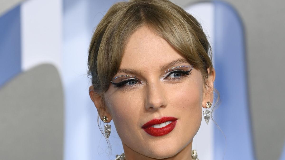 taylor swift doborat record formatia the beatles 