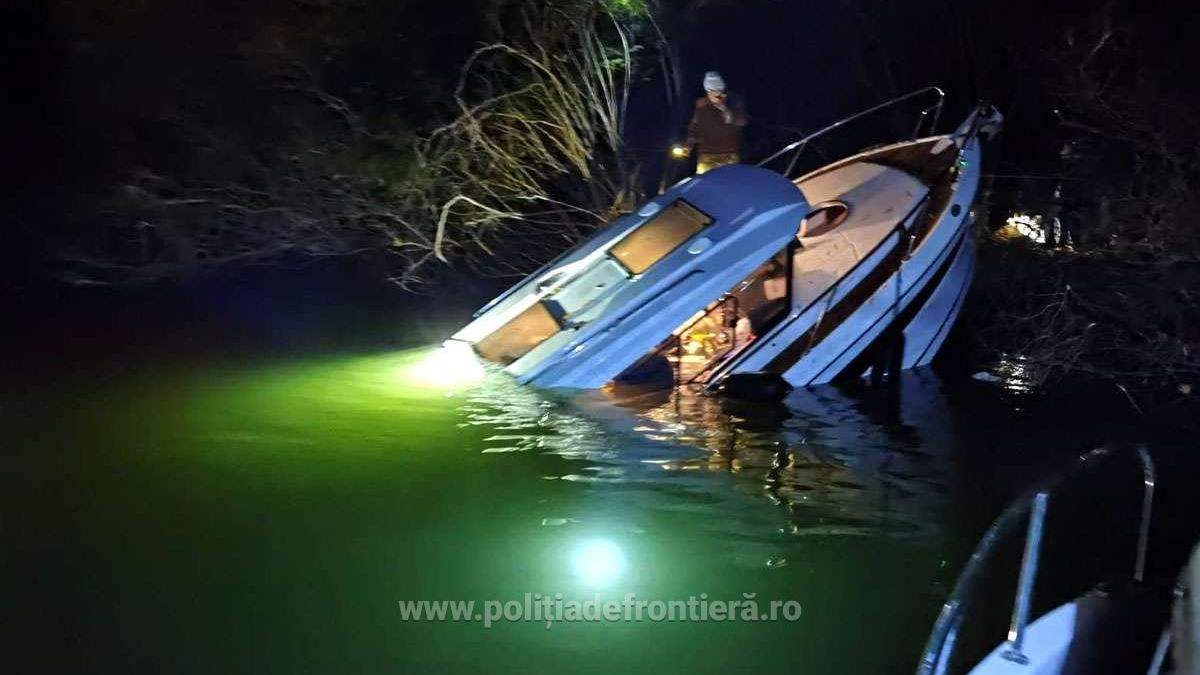 trei turisti salvati inec barca scufundata bratul chilia