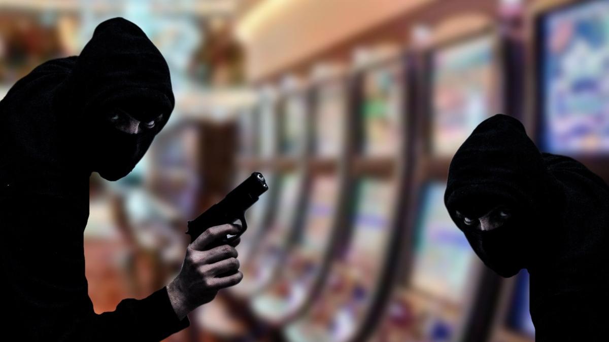 jaf sala de jocuri covasna barbati cagule barbat lovit casiera amenintari bani masina furt sfantu