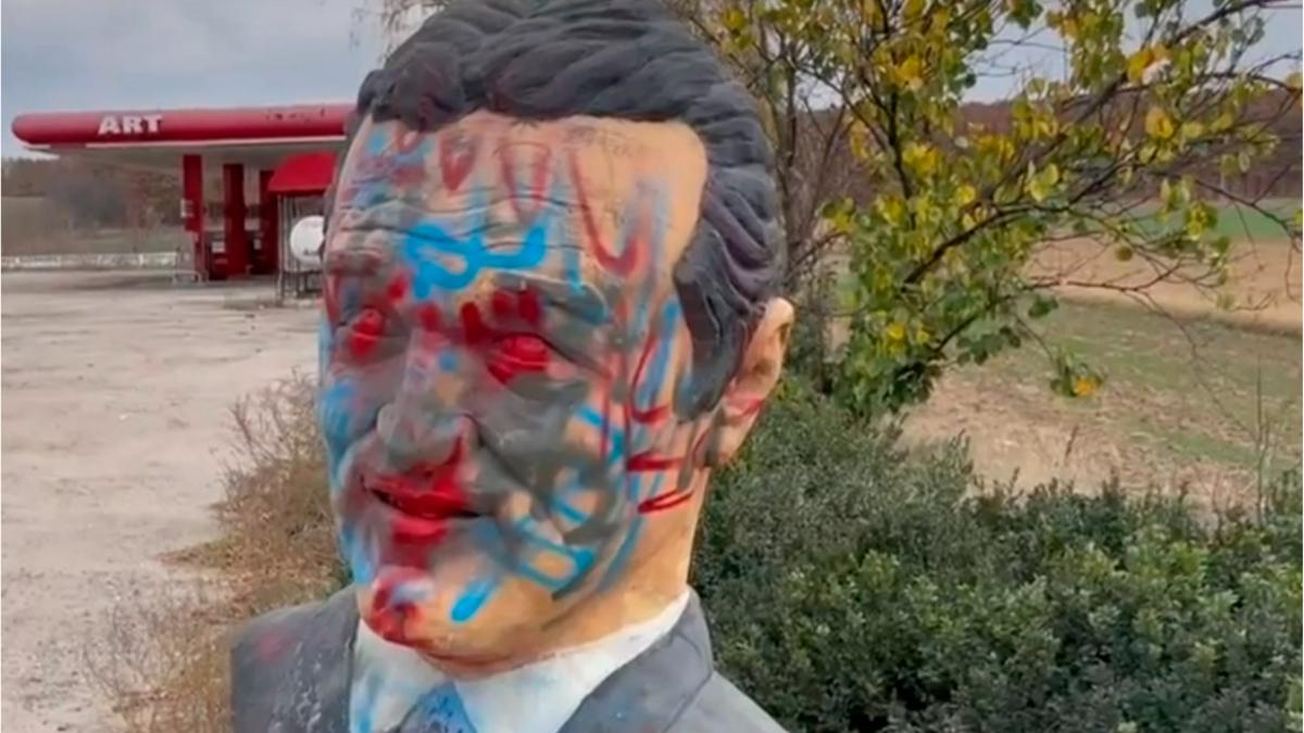 bustul lgigi becali scornicesti vandalizat