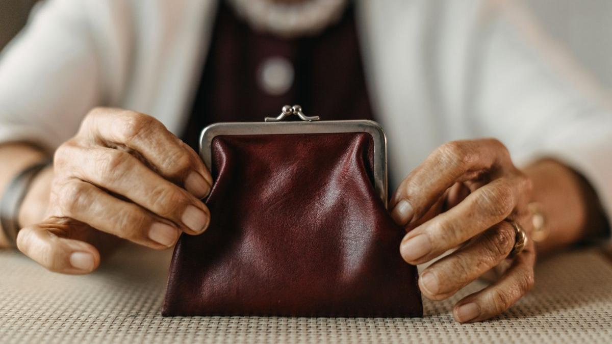 femeie din bacau inselata cu peste 80 000 lei prin metoda generalul american