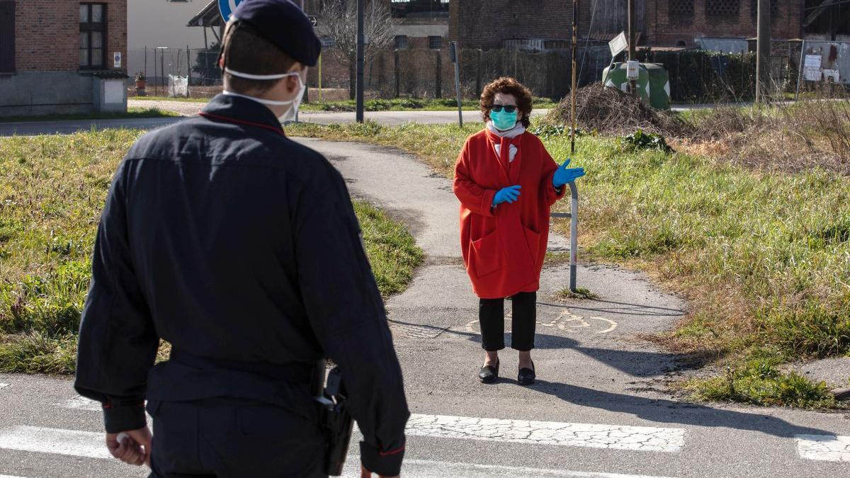 pensionar batut sotie dormit scaun incuiat camara italia