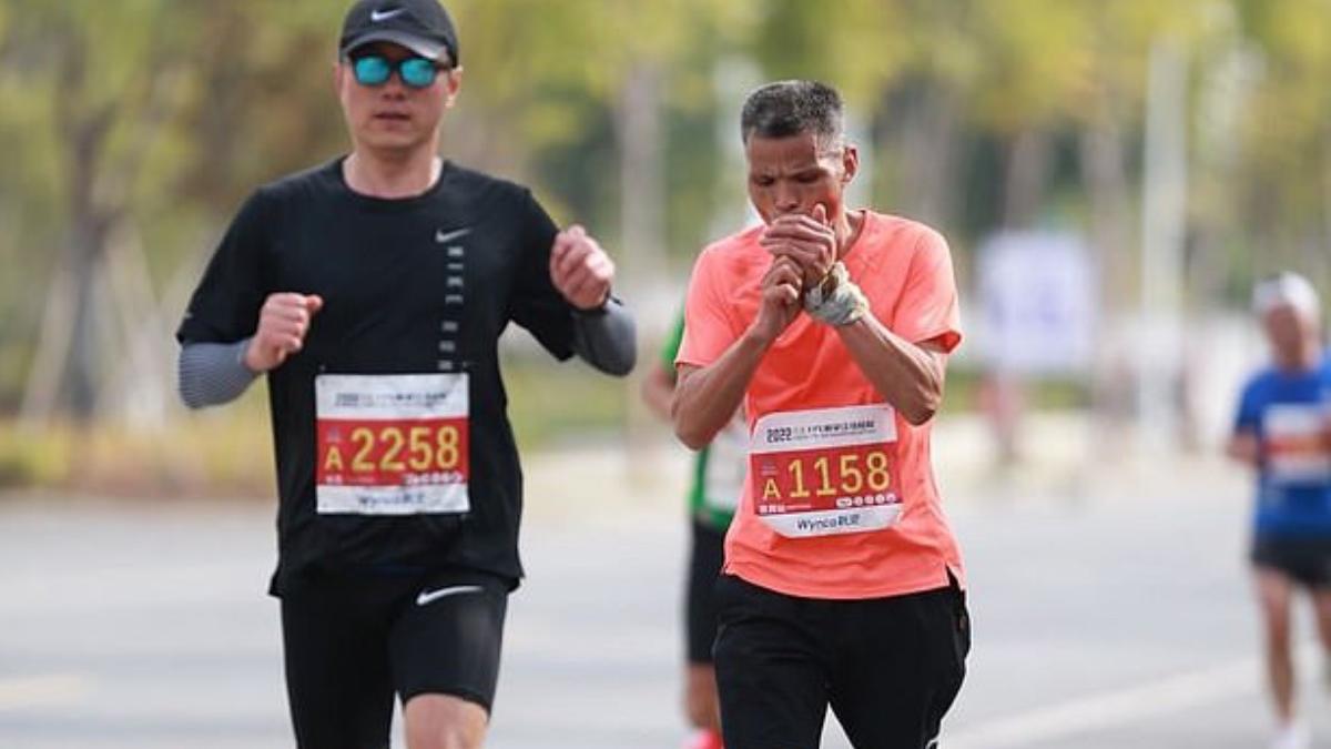 imagini virale maratonist fumeaza toata cursa 42 km