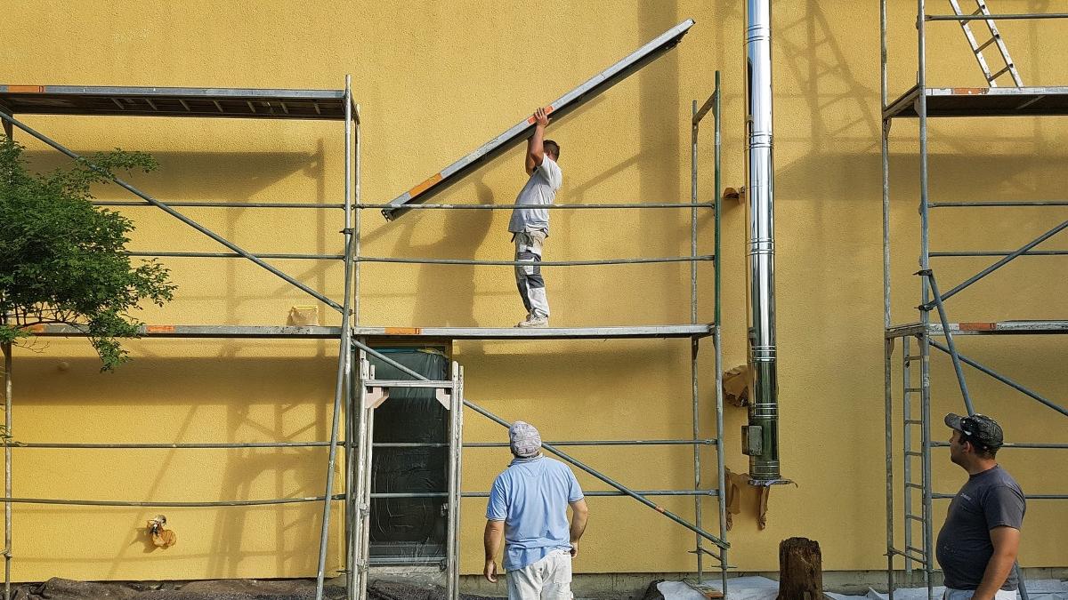 roman inselat muncitori angajati facebook reparatii casa tencuiala