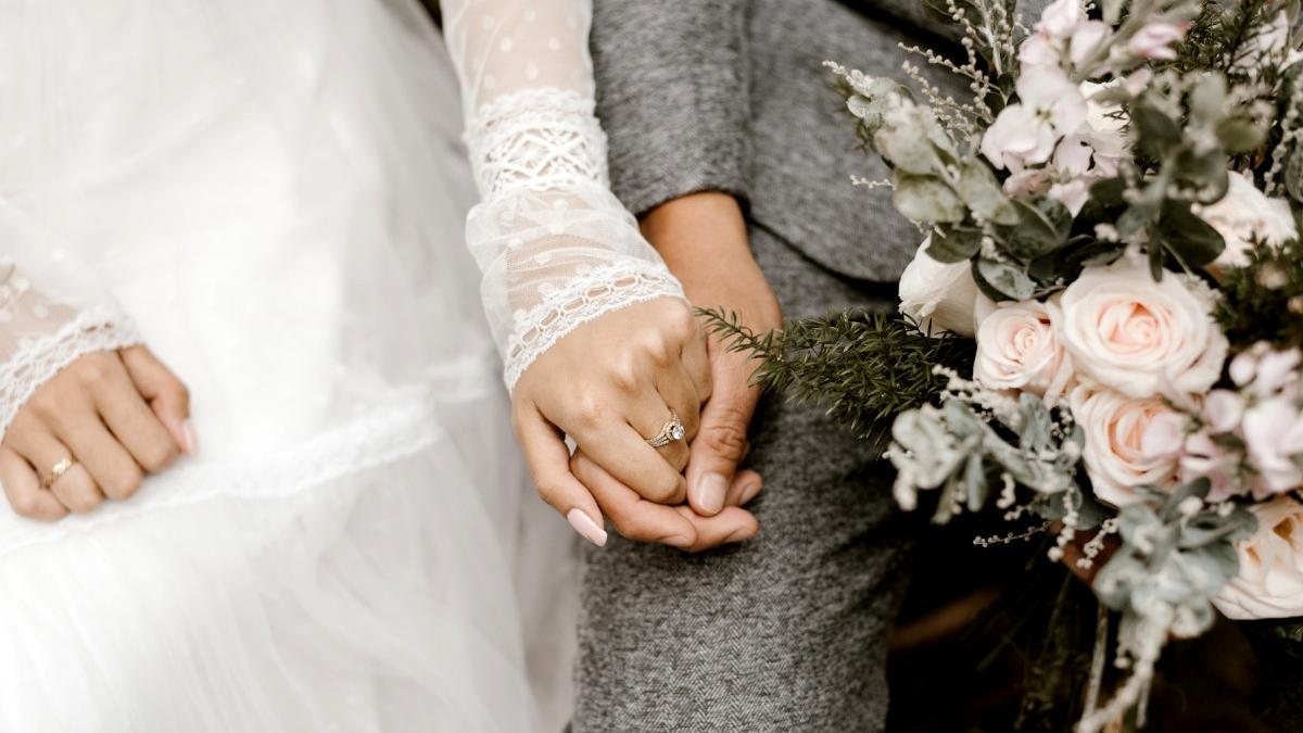 cuplu tineri casatoriti anagatati primarie situatie neplacuta