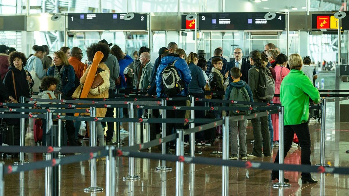 roman declansat alerta aeroport liverpool bagaj sange