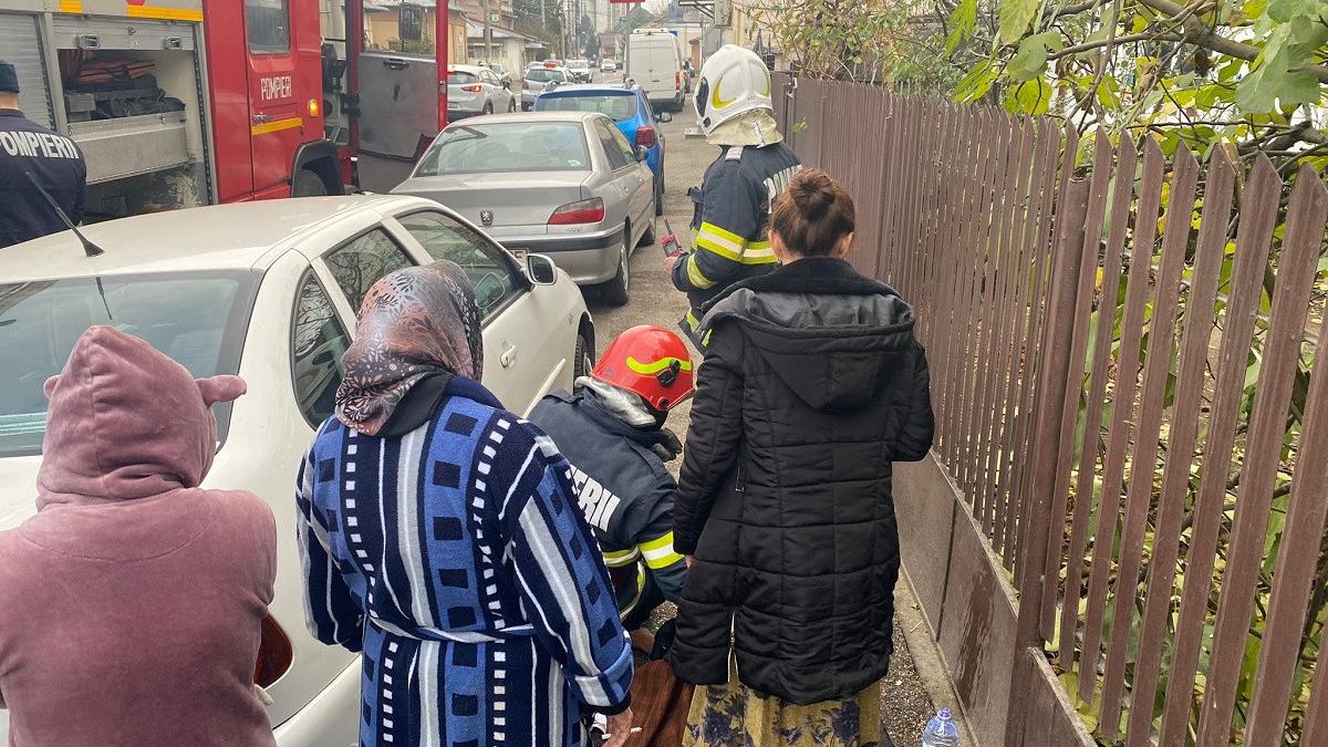 protest extrem in fata penitenciarului din ploiesti mama unui detinut si a dat foc