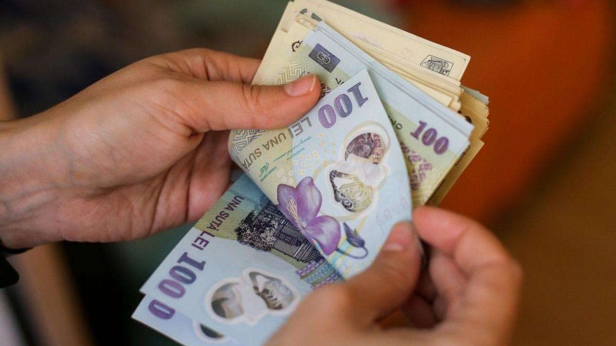 Bani mai mulţi pe card de la 1 ianuarie 2023 pentru români. Ce categorii se încadrează la creşterea salariului 