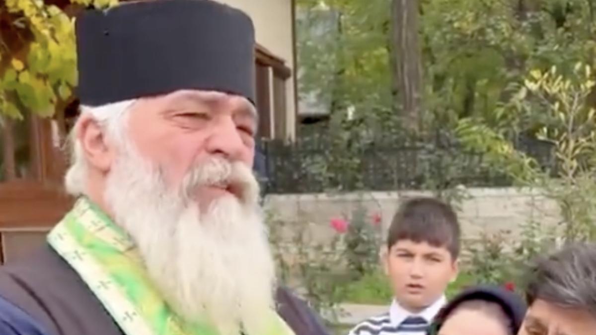 parintele calistrat filmat povesteste cere bani enoriasi pomelnic