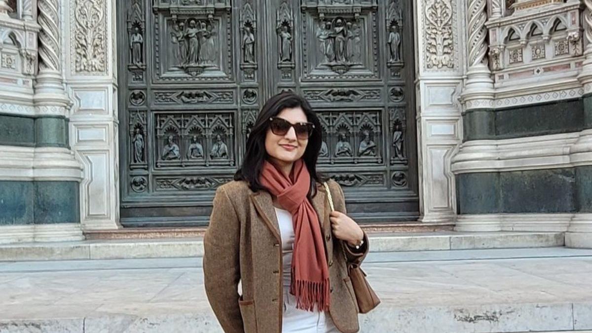 tanara singura noapte la hotel cu un urs de plus intalniri tinder