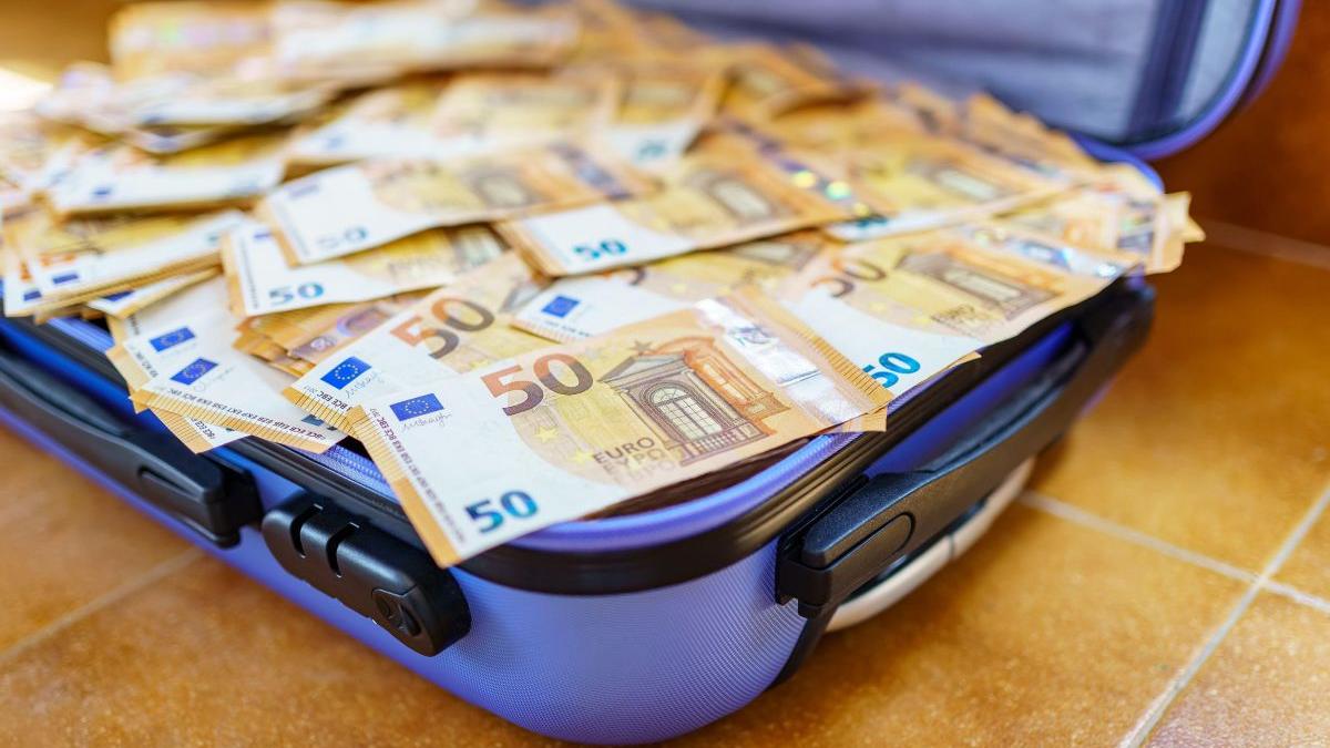 bona suceava gasit valiza bani bijuterii pod casa furat condamnata