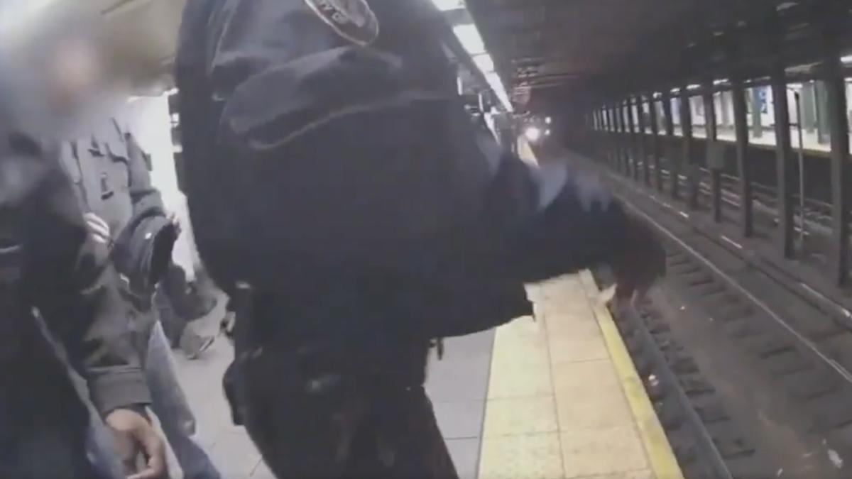 barbat cazut sine metrou salvat ultima secunda politisti new york