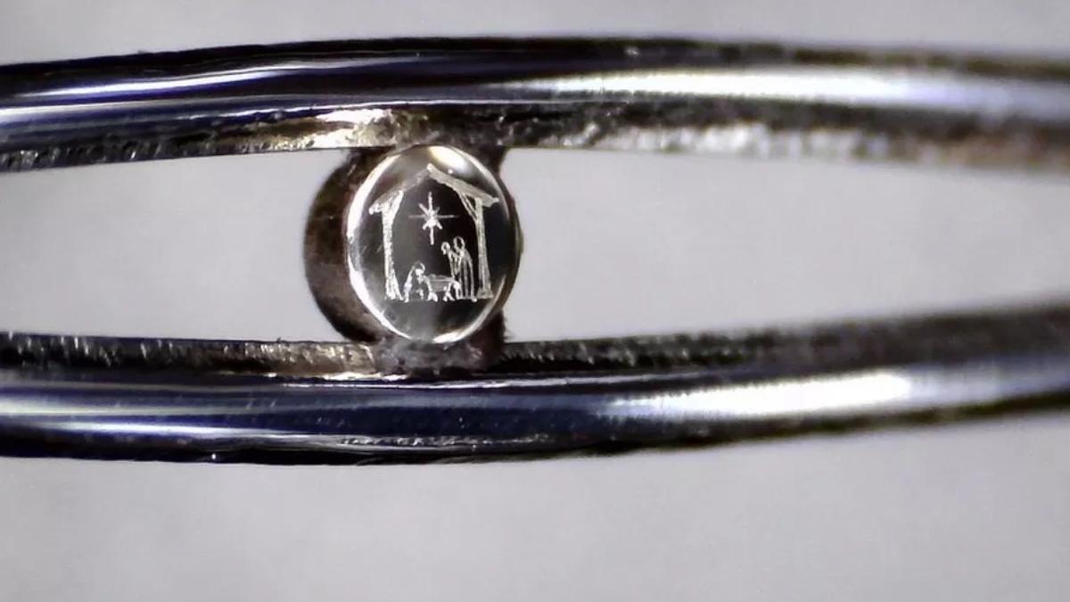 cea mai mica imagine scena nasterii domnului intre urechile unui ac de cusut