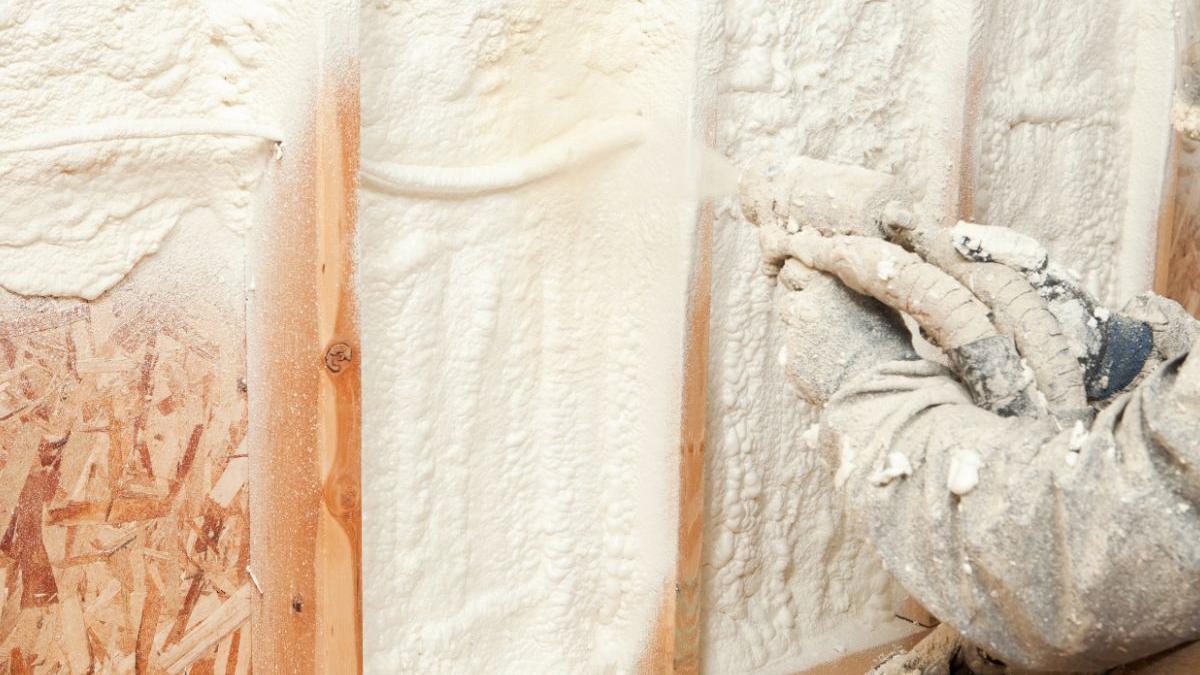 cu ce izolam spuma poliuretanica vs vata minerala