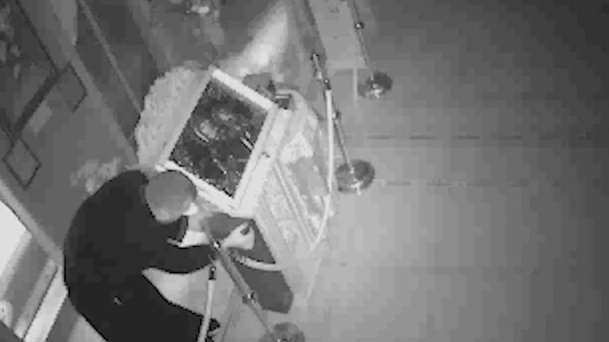 preot furt bani cutia milei umeras bucuresti