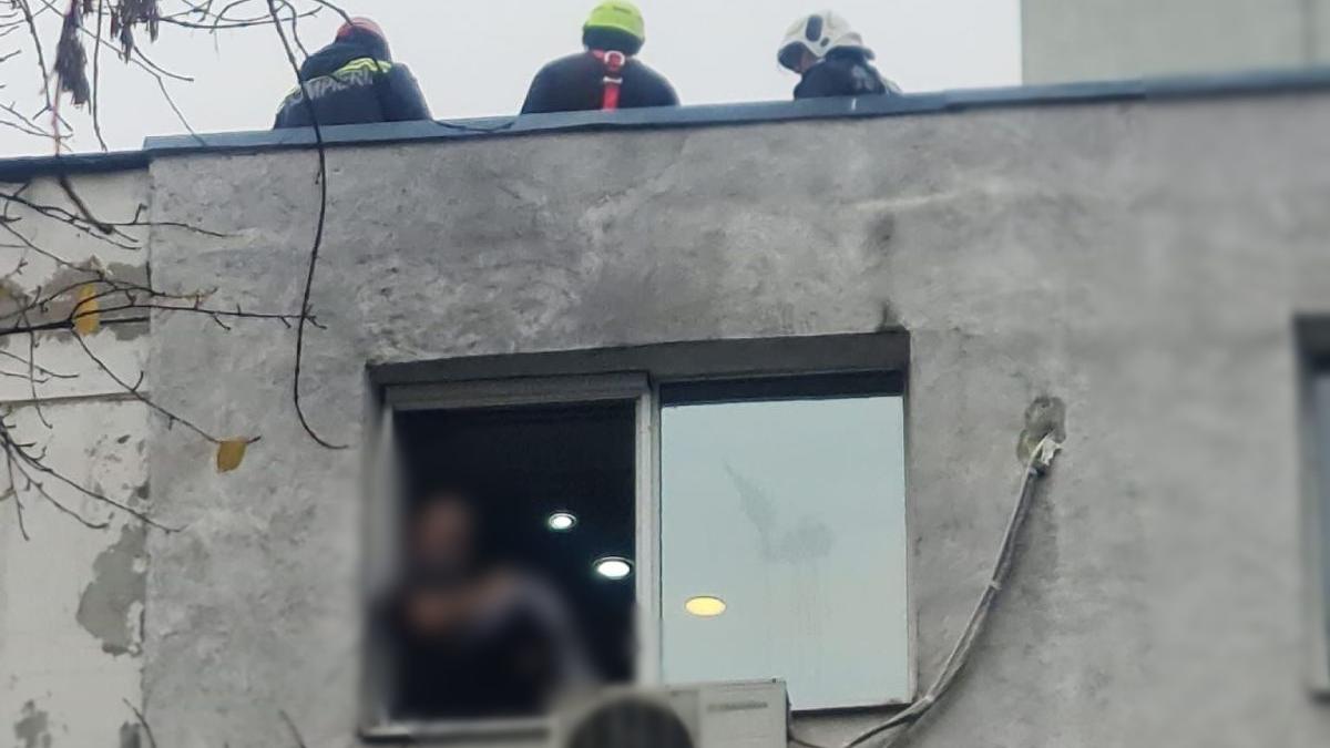 un barbat ameninta cu cutitul intr un bloc din bucuresti suparat ca sotia sa a fugit de acasa dupa