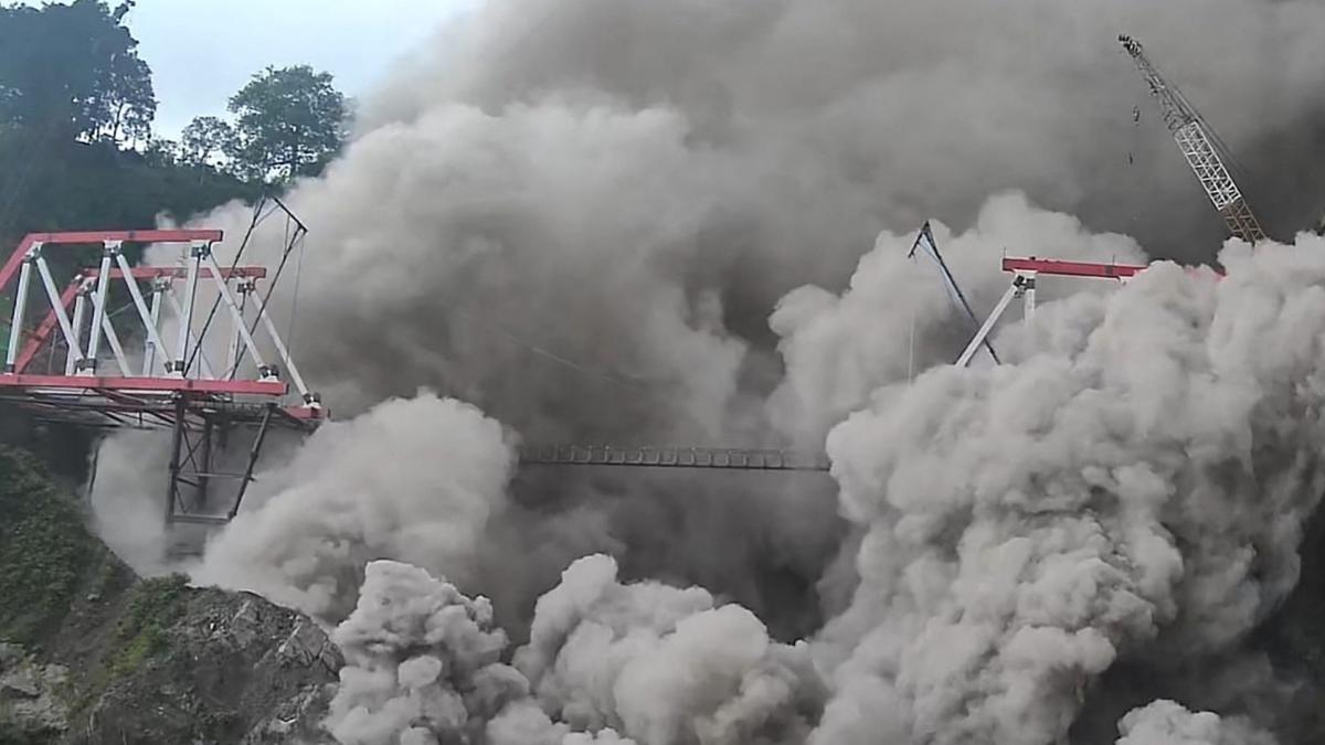 eruptie vukcanica provincia java indonezia mii persoane evacuate