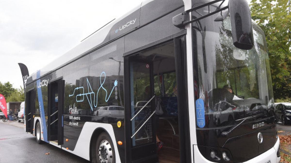 femeie iasi mana rupta autobuz daune morale