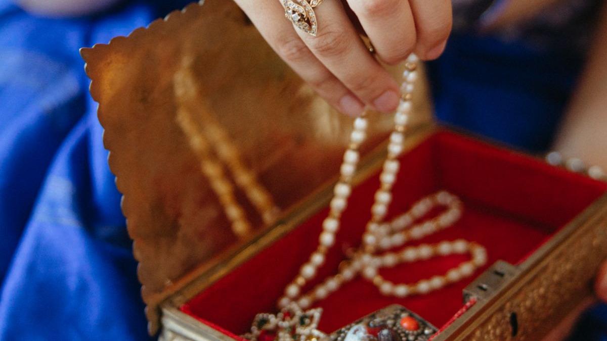 menajera furt bijuterii voluntari