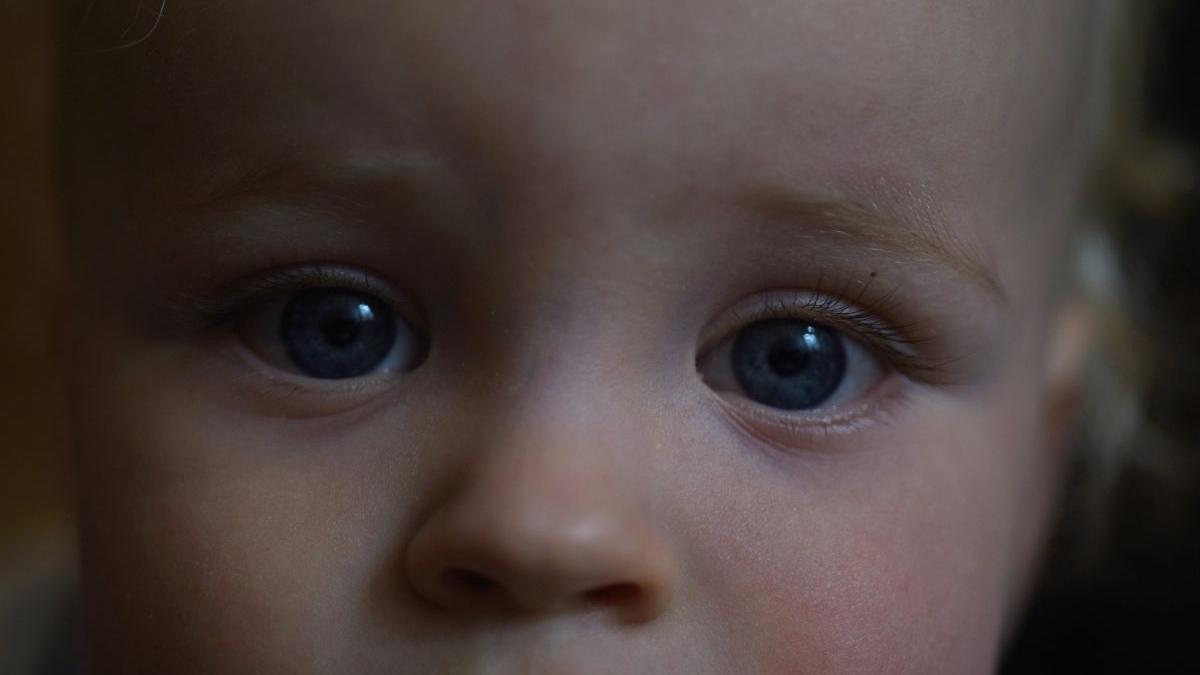 tanara mamica abandonat copil scara bloc