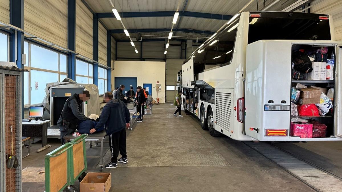 autocar chisinau controlat 10 ore austria politistii romania vin tuica bagaje