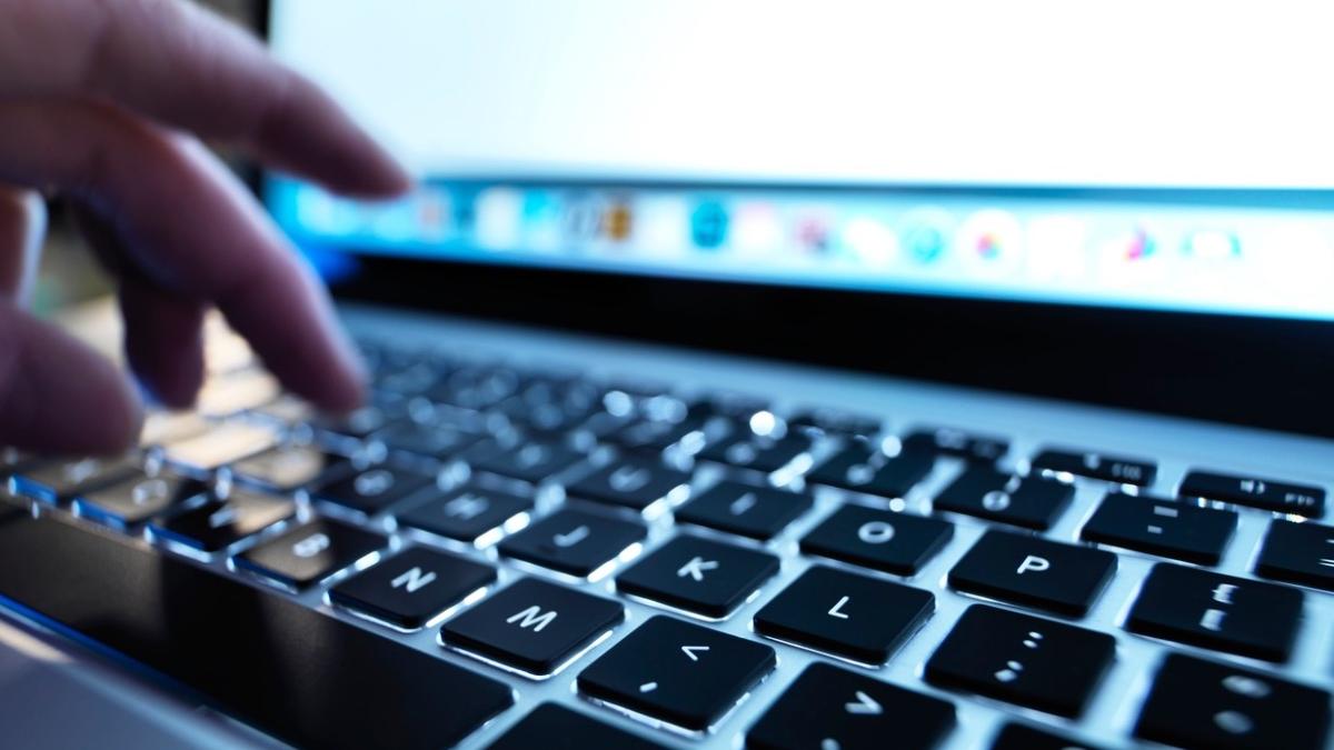 Spor pentru degete obosite, acordat la Bacău. Ce bugetari iau 12,5% în plus la salariu pentru că lucrează pe computer