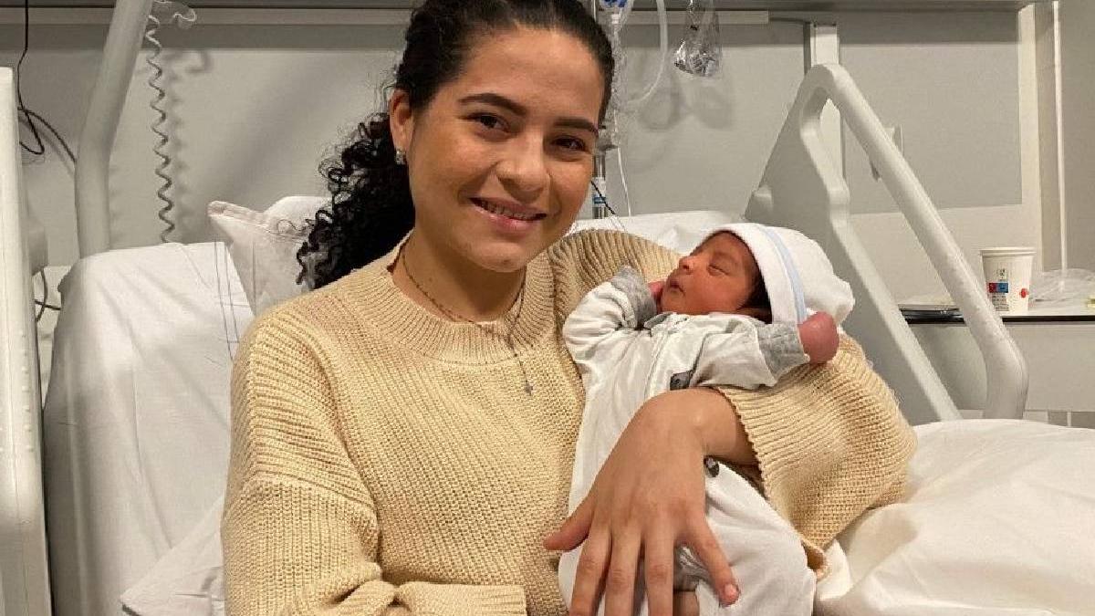 femeie nascut toaleta avion insarcinata