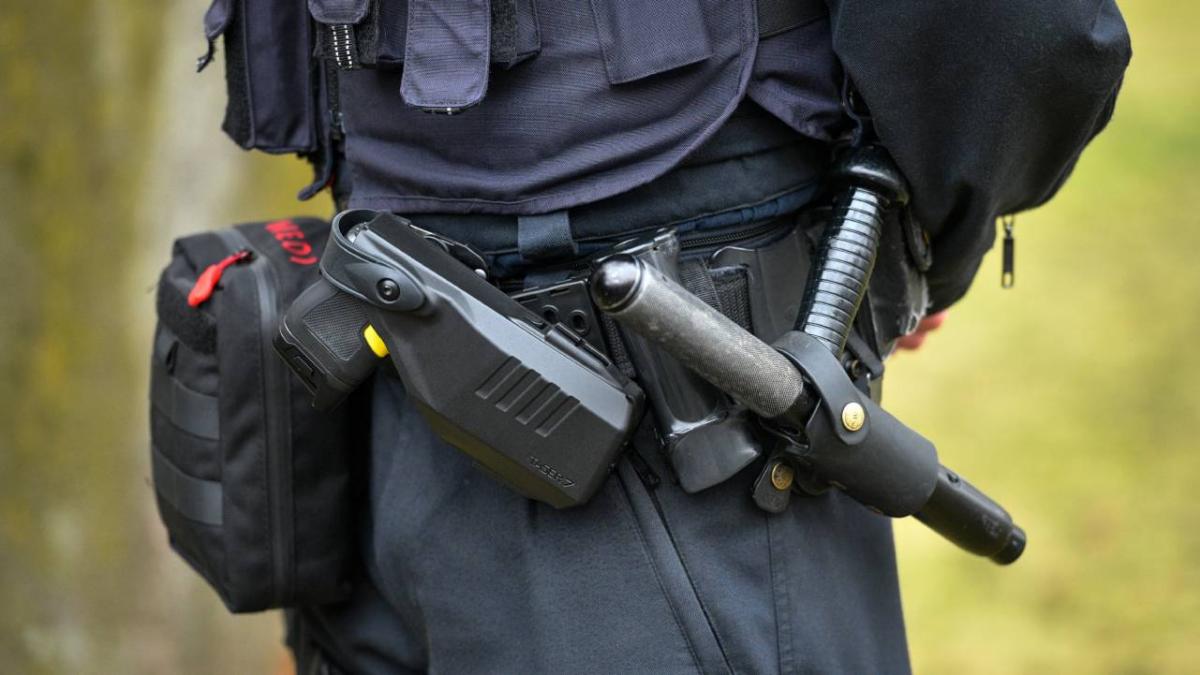 politisti romani pistoale cu electrosocuri