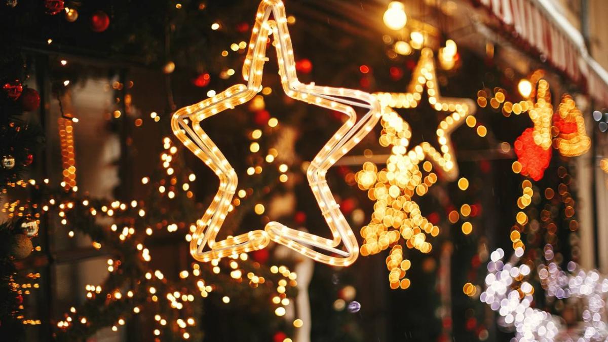 pret instalatie brad craciun piata obor bucuresti