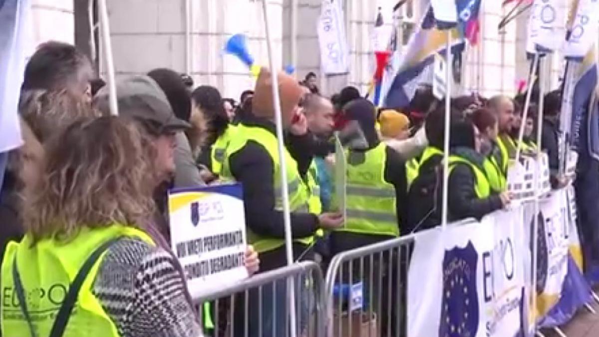 politisti protest fumigene