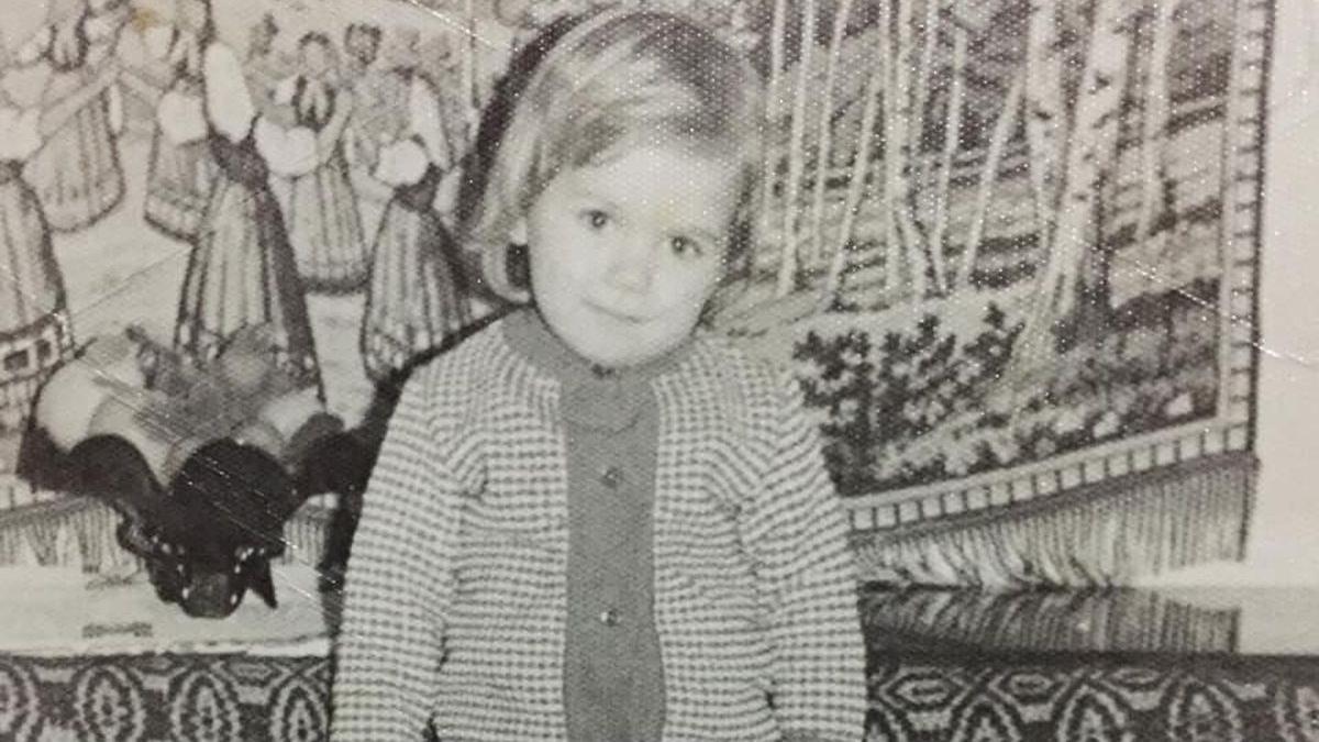 recunosti blondina imagine controverse poze gina pistol