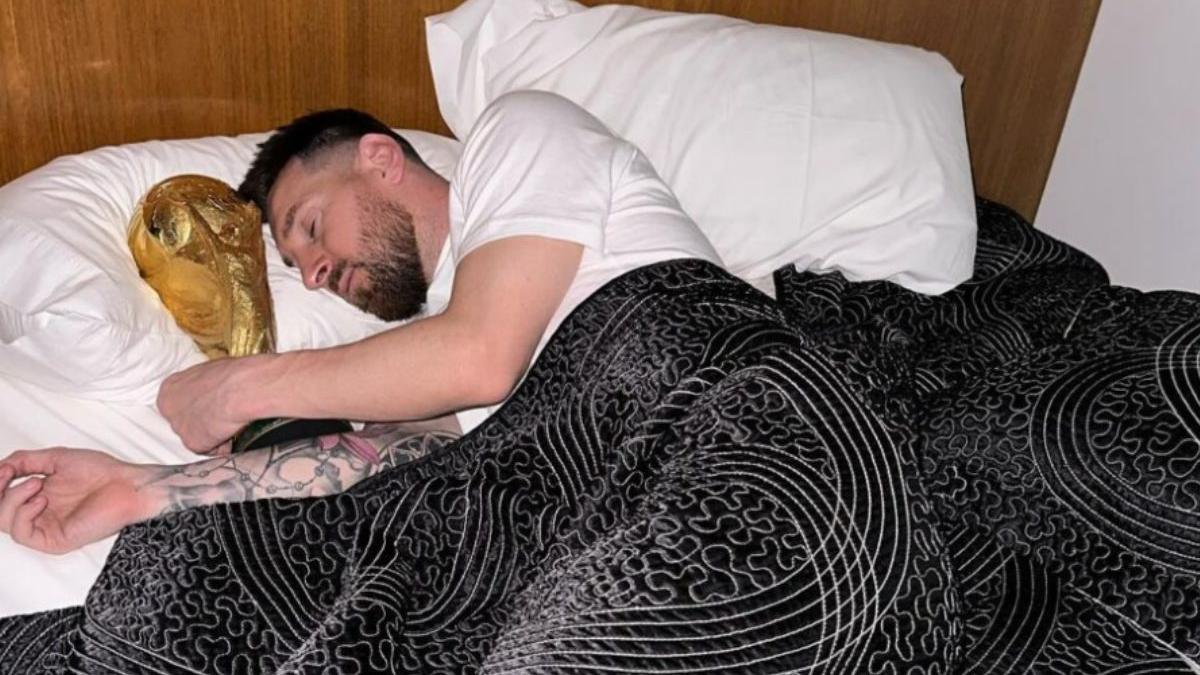 messi dormit cu cupa mondiala in brate