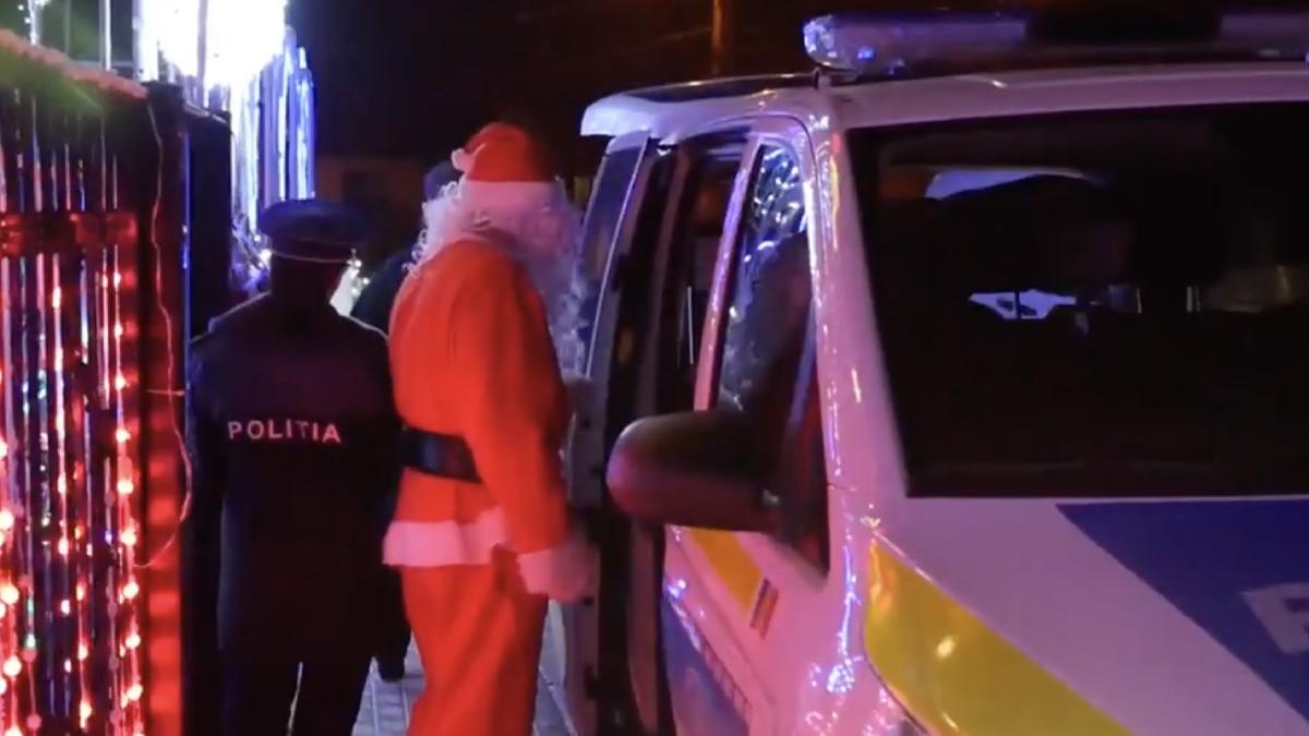 bucurie craciun copil scaun cu rotile politisti surpriza