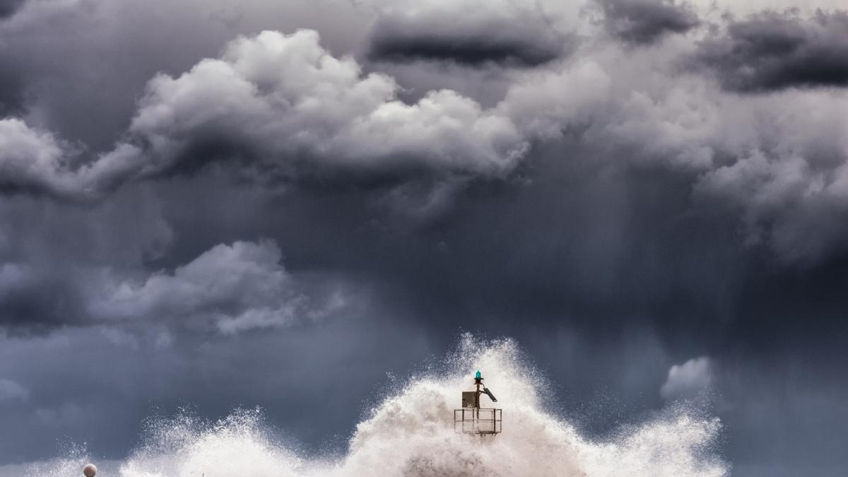 sua amenintata femomen meteo rar furtuna ciclon pene de curent zboruri afectate