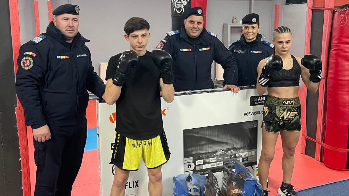 doi frati craiova sala kickboxing familie jandarmi surpriza craciun