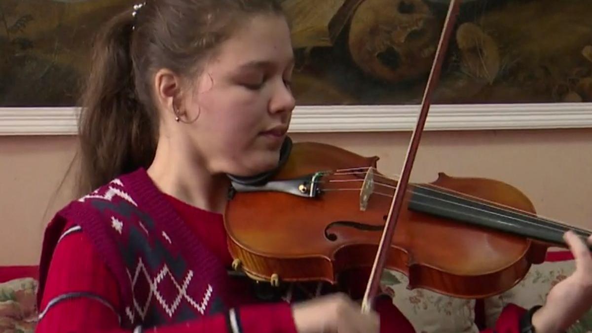 poveste laura fata invins tacerea cu muzica