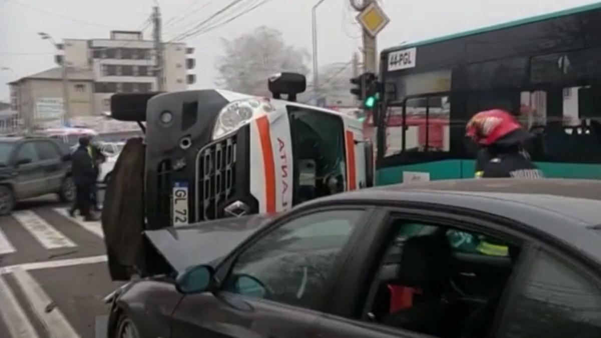 ambulanta transport pacient rasturnata accident rutier masini autocar strada galati