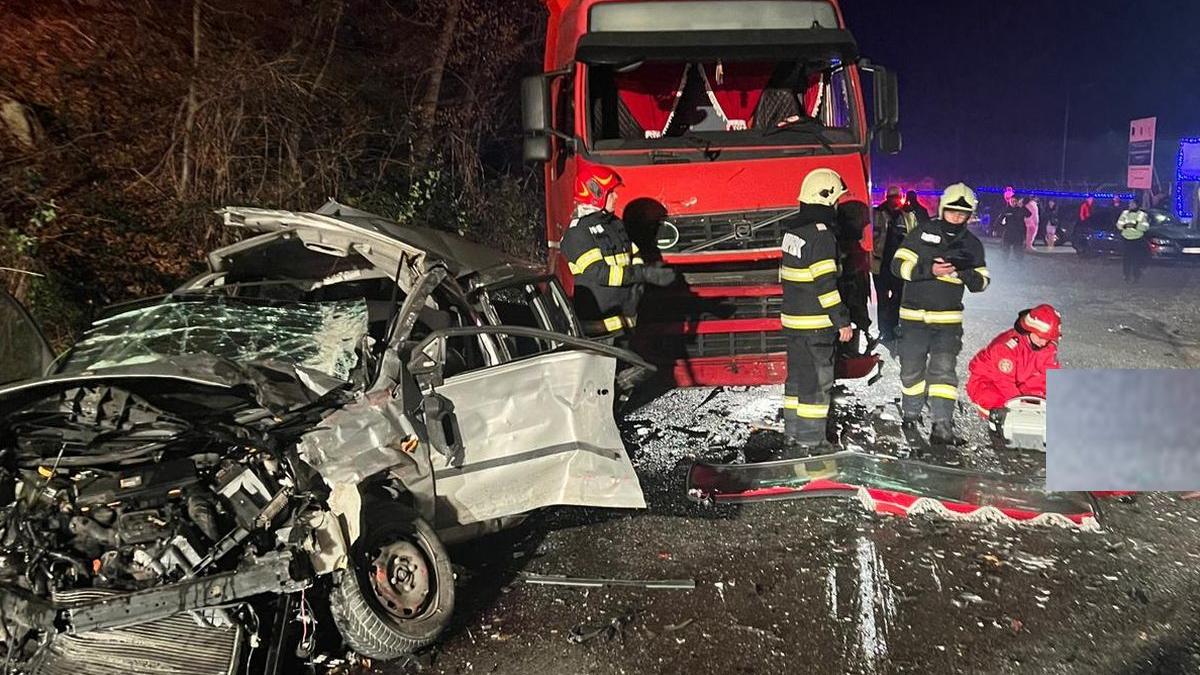 accident baile herculane tanara 20 ani baiat 16 ani morti masina