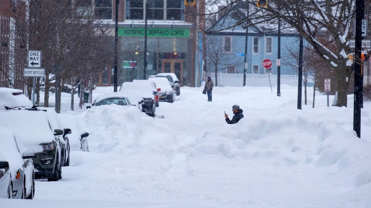 iarna extrema in sua viscolul a transformat orasul in buffalo intr o zona de razboi