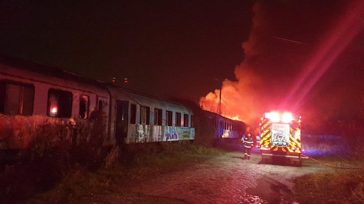 incendiu pe calea giulesti bucuresti la cinci vagoane de tren foc
