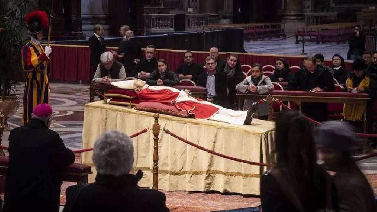 credinciosi ultim omagiu papa benedict