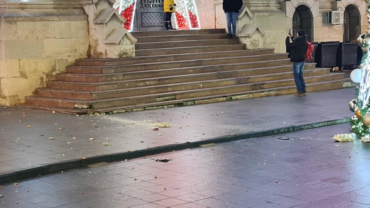 tencuiala cazuta targul de craciun langa turisti